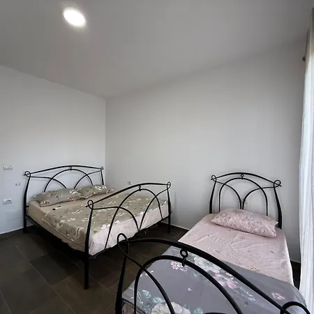 Veranda Home, Gjiri I Lalzit Hébergement de vacances *